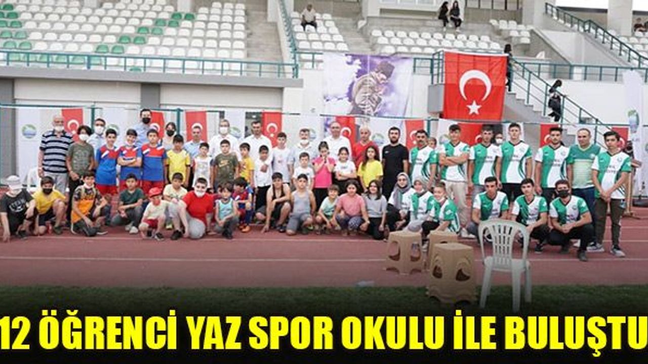 Çivril’de Yaz Spor okulları açıldı. İlçe Stadında yapılan törenle açılan okullara