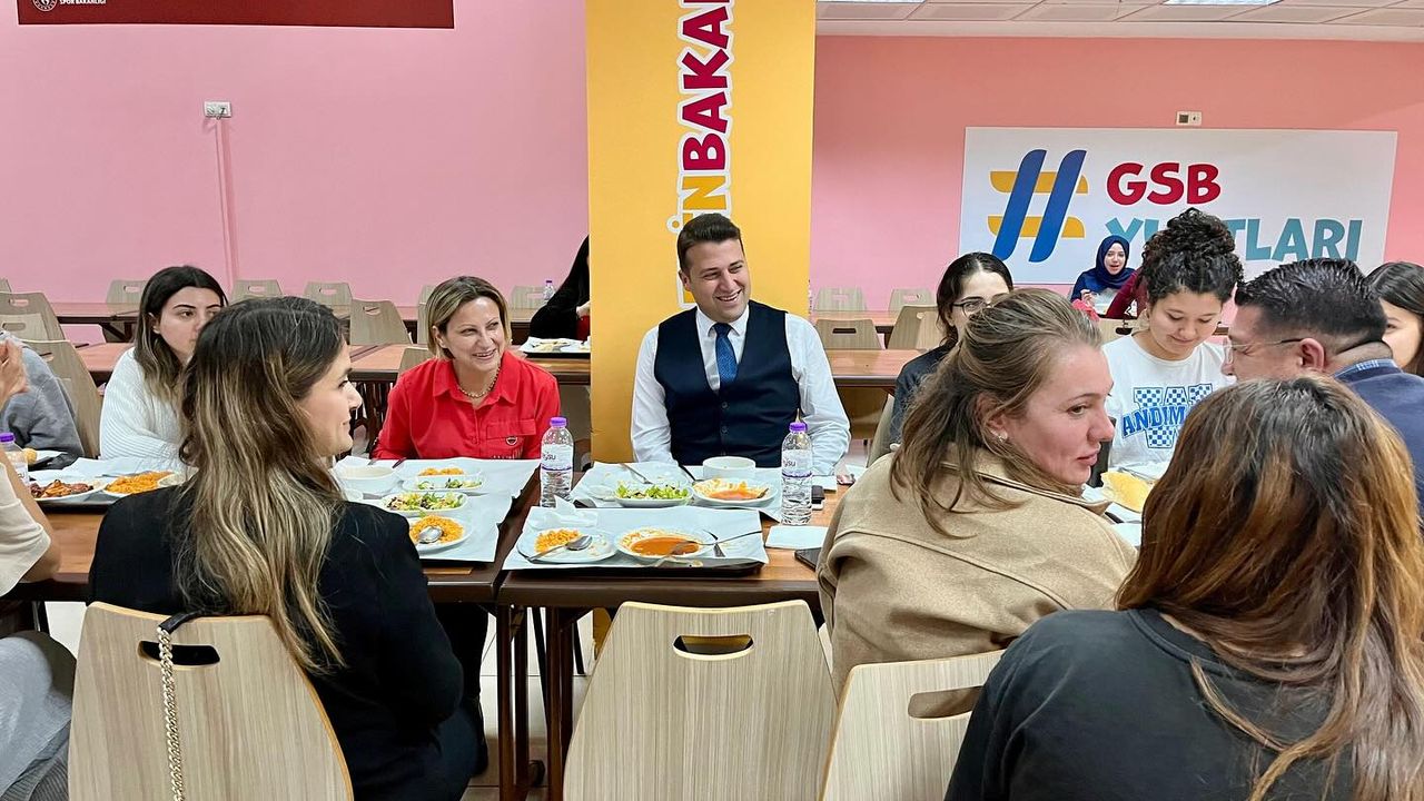 Kaymakam, Eşi İle KYK’da Kalan Öğrencilere Konuk Oldu