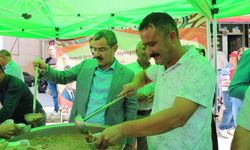 AŞUREYİ BAŞKAN DAĞITTI