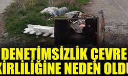 Çivril’de yol kenarında bulunan çöpler görüntü ve çevre kirliliğine neden