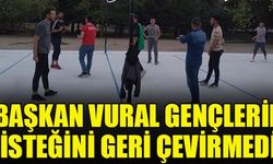 Koçak Mahallesi’ne voleybol sahası isteyen gençleri kırmayan Belediye Başkanı Niyazi Vural