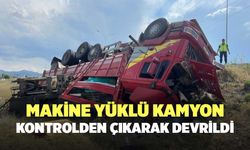 Makine Yüklü Kamyon Kontrolden Çıkarak Devrildi