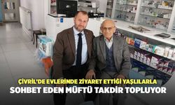 Çivril’de Evlerinde Ziyaret Ettiği Yaşlılarla Sohbet Eden Müftü Takdir Topluyor