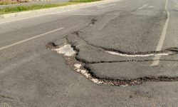 Çivril’de Bozuk Yol Kazaya Davetiye Çıkarıyor