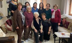 CHP’li Kadınlardan Emekli Öğretmenlere 24 Kasım Jesti