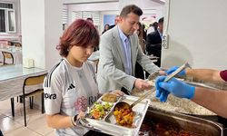 Kaymakam Öğrencilerle Yemek Sırası Bekledi