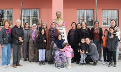 Çivril'de Emekli Öğretmen 10 Kasım'ı Köy Halkı İle Andı