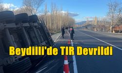 Beydilli’de Tır Devrildi Sürücü Hastaneye Kaldırıldı
