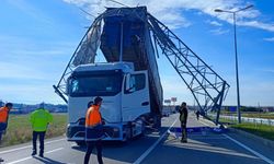 Damperi Açılan Kamyon Yön Levhasına Takıldı