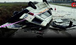 Çivril'de Takla Atan Münibüste İki Kişi Yaralandı