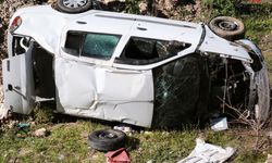 Park Halindeki Kamyona Çarpan Otomobil Takla Attı: 4 Yaralı