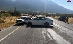 Çivril’de iki otomobil çarpıştı: 5 kişi yaralandı