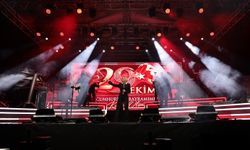Derya Uluğ konseriyle 103. yıl coşkusu meydanlara sığmadı