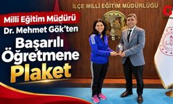 Çivril İlçe Millî Eğitim Müdürü Dr. Mehmet Gök'ten Başarılı Öğretmene Plaket