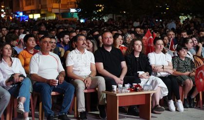 ÖZKAN VE DERE MİLLİ MAÇI ÇİVRİLLİLERLE İZLEDİ