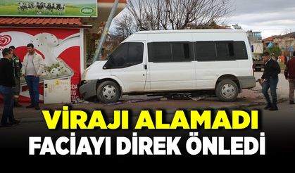VİRAJI ALAMADI MARKETE GİRDİ FACİAYI DİREK ÖNLEDİ