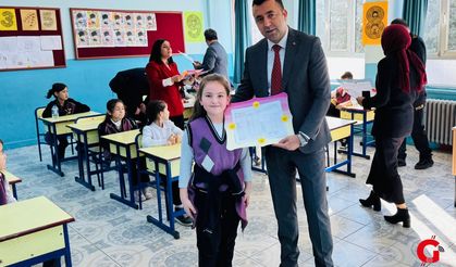 KAYMAKAM ÖĞRENCİLERİN KARNE HEYECANINA ORTAK OLDU