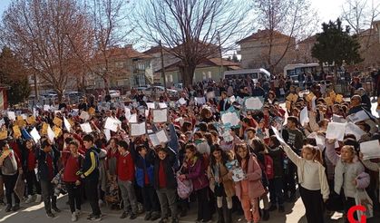 ÇİVRİL’DE ÖĞRENCİLER KARNE SEVİNCİ YAŞADI