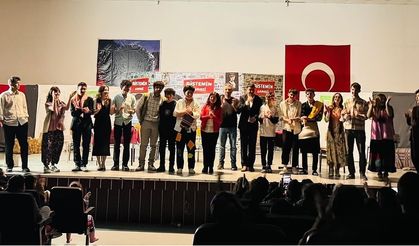 ÇİVRİLLİ ÖĞRENCİLERİN SAHNE BECERİSİ AYAKTA ALKIŞLANDI