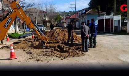 Çivril'in İğdir Mahallesinde Doğalgazda bozulan yol yapılıyor