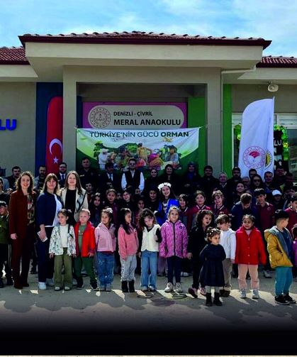 Çivril’de Meral Anaokulu Öğrencileri Fidan Dikti