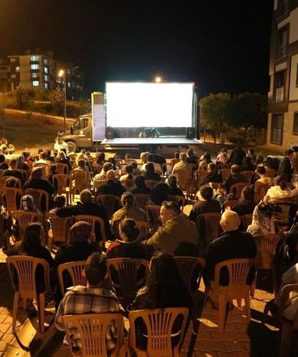 Çivril'de "Köyümde Sinema Var" Coşkusu Akpınar Mahallesi Açık Hava Sinemasında Buluştu