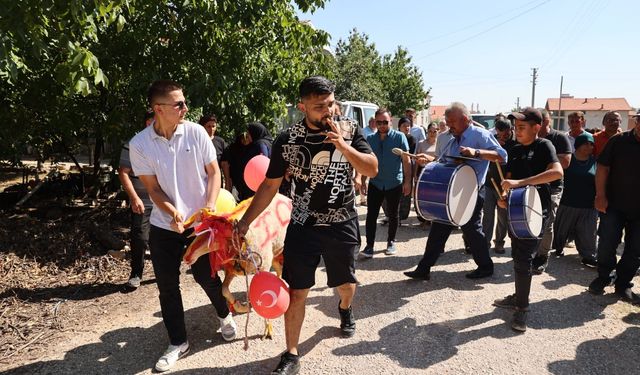 DENİZLİ'DE YAPILAN DÜĞÜNDE ASIRLIK GELENEK YAŞATILDI.