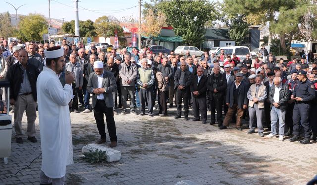 ÇİVRİL’DE YAĞMUR BEKLEYEN ÇİFTÇİ DUAYA ÇIKTI