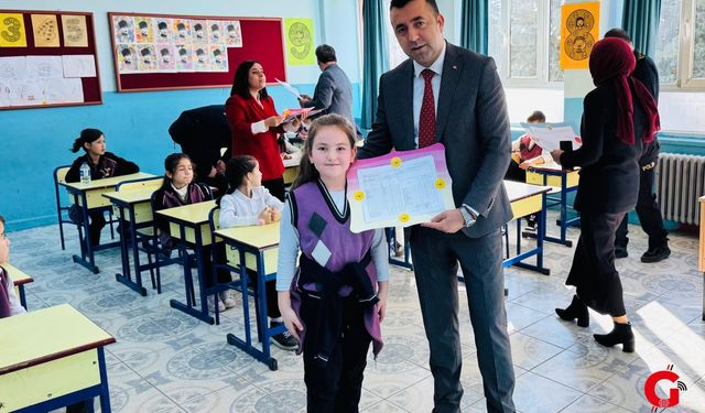 KAYMAKAM ÖĞRENCİLERİN KARNE HEYECANINA ORTAK OLDU