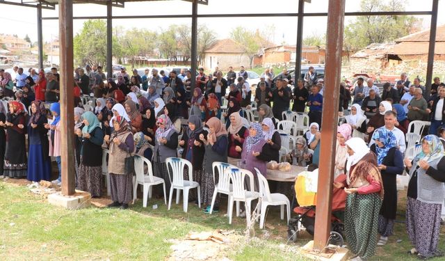Karabedirlerde Yüzlerce Kişi El Açtı Dua Etti