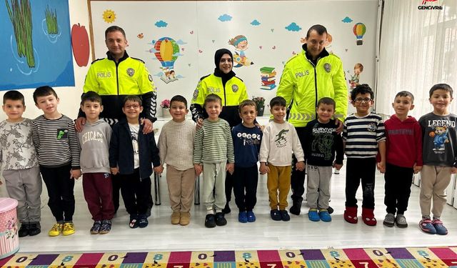 Polisler Anaokulunu Ziyaret Etti Polislik Mesleğini Anlattı