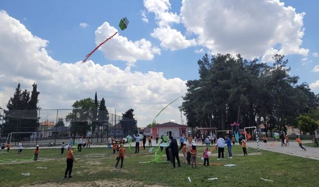 Çivril'de Öğrenciler Uçurtma Şenliğinde Doyasıya Eğlendi