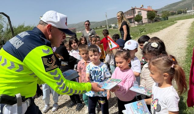 Polis ve Jandarma Miniklere Trafik Eğitimi Verdi