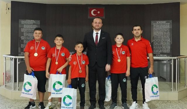 Çivrilli Şampiyonlar Başkan Semih Dere'yi Ziyaret Etti