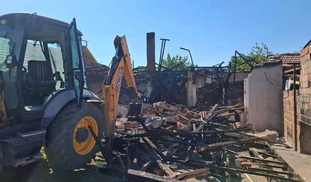 Çivril'de Evi Yanan Aileye Vatandaşlar ve Belediye El Uzattı