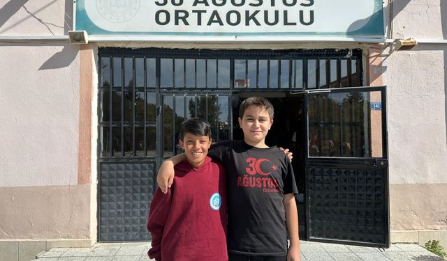 İki Öğrenci Buldukları Telefonu Sahibine Ulaştırdı