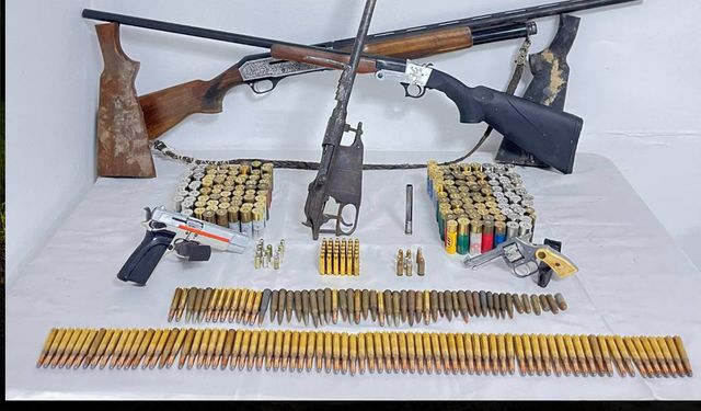 Çivril'de Cephanelik Gibi Eve Jandarma Baskını