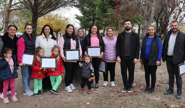 Duyarlı Muhtara ve Kadınlara Teşekkür Belgesi