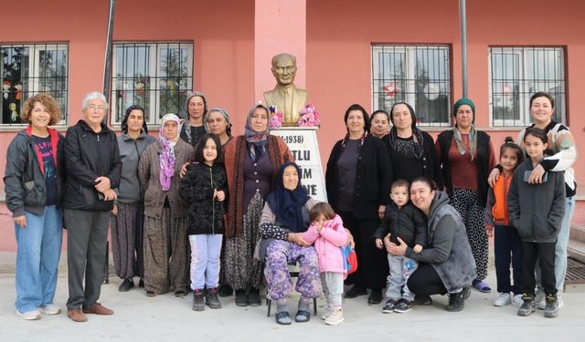 Çivril'de Emekli Öğretmen 10 Kasım'ı Köy Halkı İle Andı