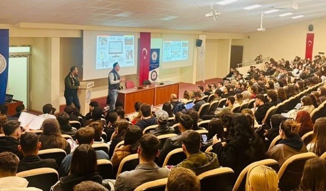 Çivril’de Üniversite Öğrencilerine Narko Seminer Verildi