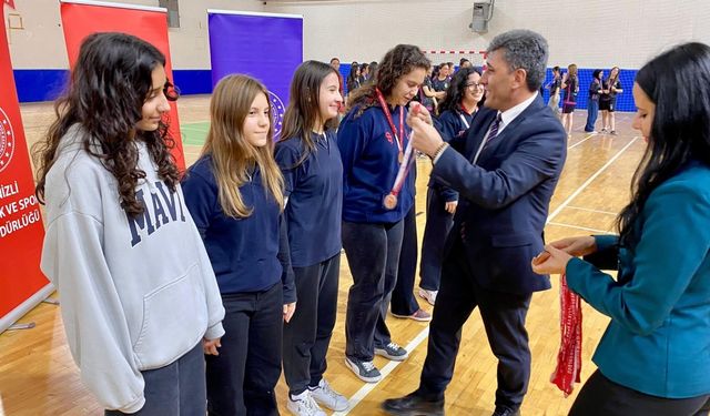 Çivril’de Okul Sporları Futsal Müsabakaları Tamamlandı
