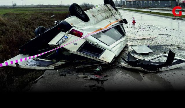 Çivril'de Takla Atan Münibüste İki Kişi Yaralandı