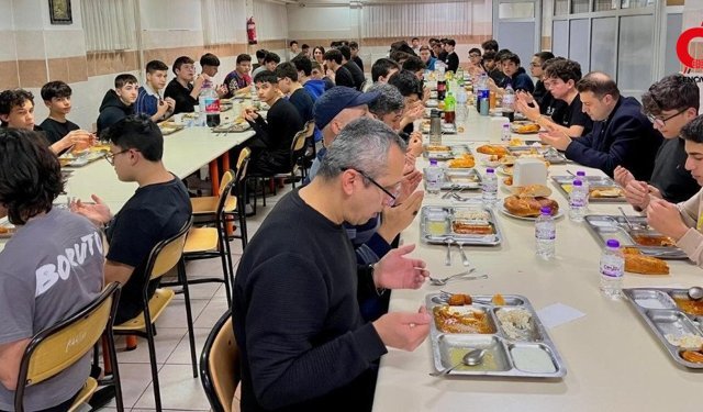 Kaymakam Cıdıroğlu Öğrencilerle Aynı Sofrada Buluştu