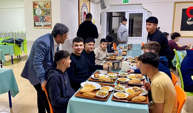 Milli Eğitim Müdürü Öğrencileri İftarda Yalnız Bırakmadı