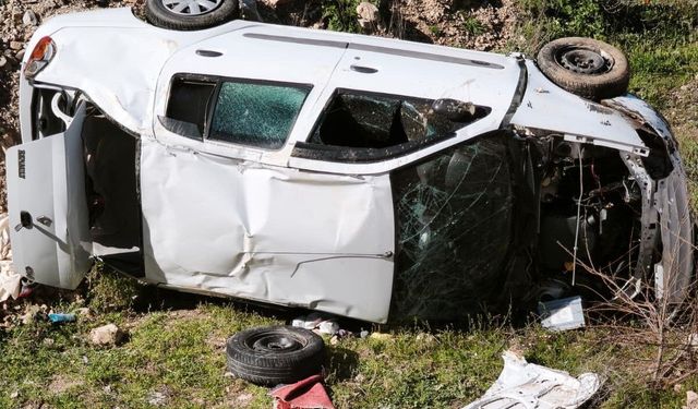 Park Halindeki Kamyona Çarpan Otomobil Takla Attı: 4 Yaralı