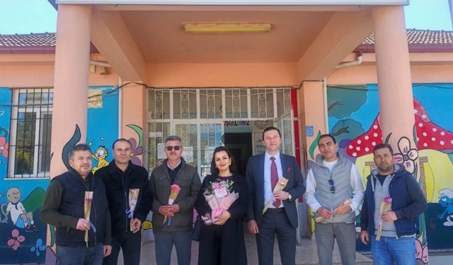 Çivril’de Öğretmenlere Çiçekli Destek