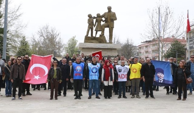 Çivril’de Öğretmenler Bir Günlük İş Bırakma Eylemi Yaptı
