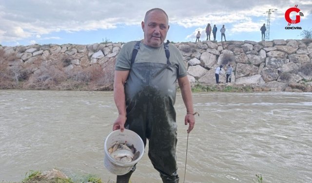 10 Yıllık Kuraklığın Hakim Olduğu Çayda Balık Avladılar