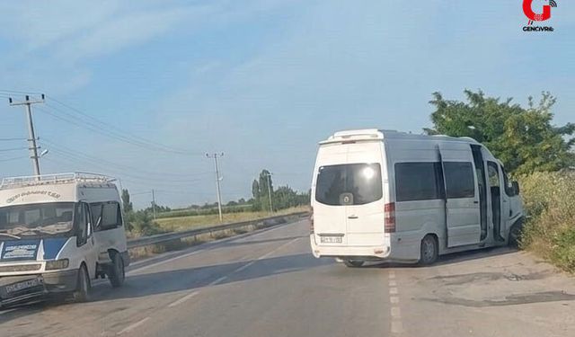 İşçi Servisleri Çarpıştı: 10 İşçi Yaralandı