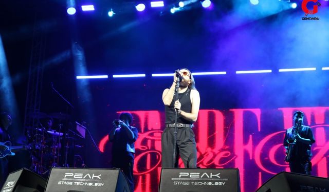 Emre Fel Çivril’i Coşturdu: Meydanlara Sığmayan Konser